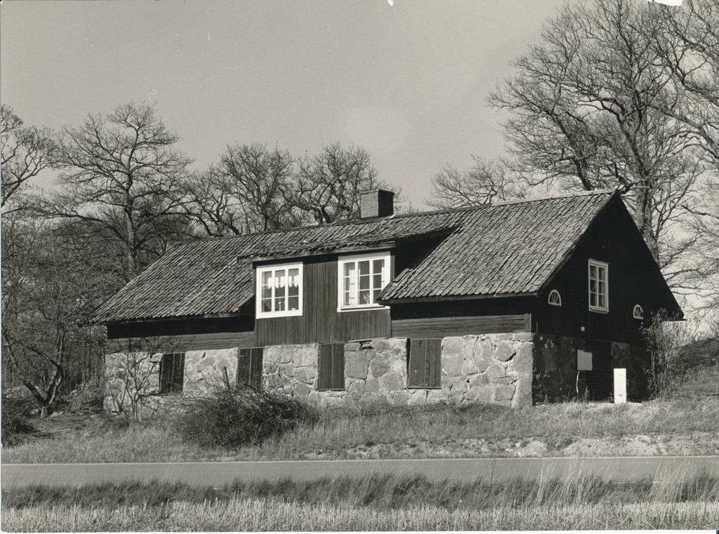 (Bild 1) Smedjan vid Harvestad före hembygdsföreningens övertagande.