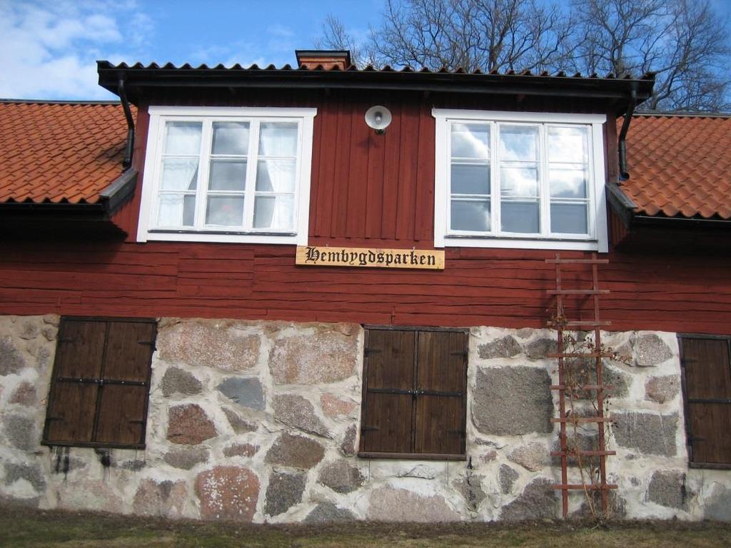 I den södra delen som isåfall var bränneriet, finns en bakugn och ursprungligen även en trappa upp till bostadsvåningen ovanpå.