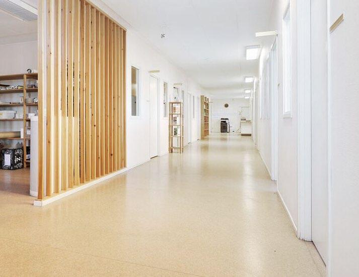 Högpalllagret i byggnaden är utrustat med mobilt lagersystem av fabrikat Constructur Movo med totalt 8 000 pallplatser. I tillägg finns ett entresolplan med ca 1 600 pallplatser.