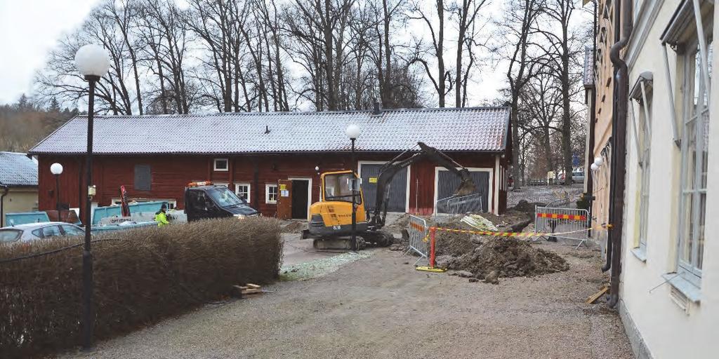 representera delar av en gårdsplan eller en väg. Förutom den hårdgjorda ytan framkom inga kulturlager i schaktet. Troligtvis har eventuella äldre kulturlager schaktats bort. Figur 6.