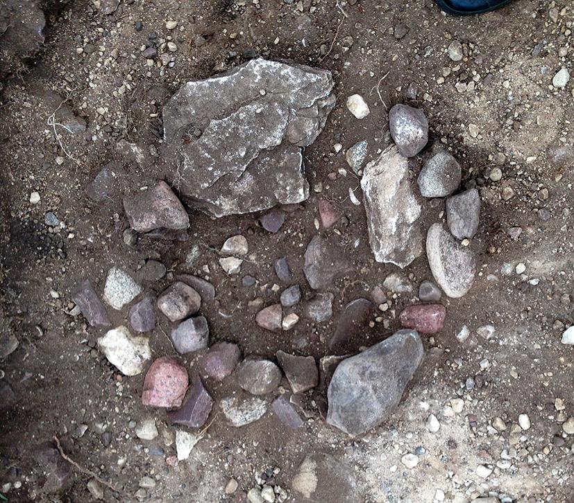 Efter en kontakt med Länsstyrelsen och exploatören bestämdes att ett av stolphålen skulle undersökas, liksom sotfläcken och den brända stolpen, för att möjliggöra ledningsdragningen utan allt för