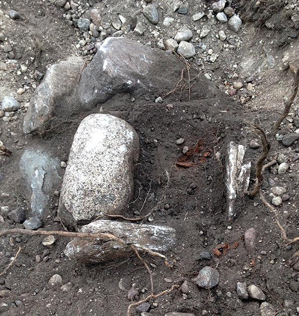 14 Anläggning 3 Stolphål, kvadratiskt med större stödstenar på tre sidor. Diameter ca 0,6 meter och med ett inre utrymme om ca 0,2 meter.