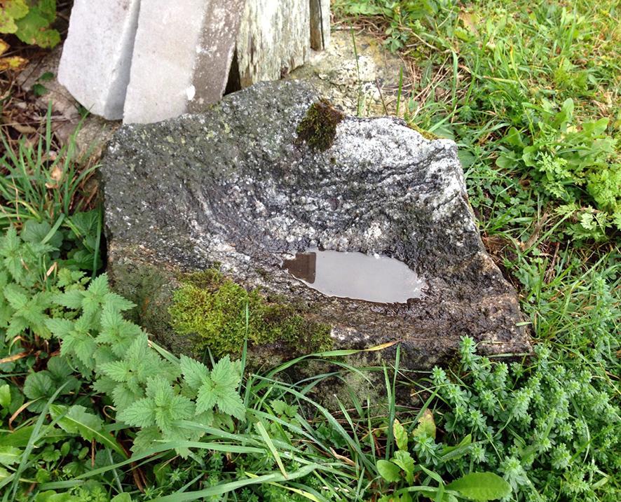 Stenfyllt täckdike som löper i öst-västlig riktning, med fall ner mot åkerns lägre delar. N6400595, E716430.