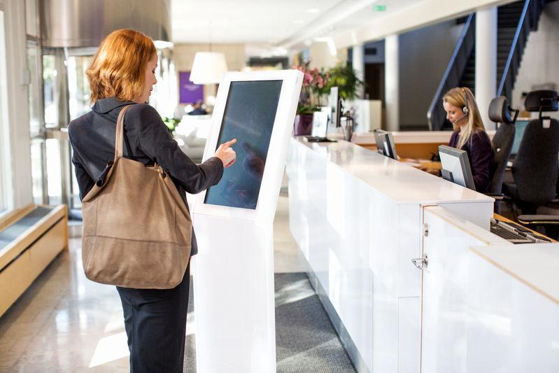HYBRIDBUTIKEN - KOMBINERAR BUTIK OCH TEKNIK En av utmaningarna för den fysiska butiken är att digitalisera butiken med fokus på kundupplevelsen där tekniken underlättar istället för att skapa
