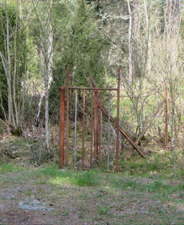 intill skytteföreningens paviljong och festplats. Bygdegården uppfördes på initiativ av bondeungdomen i Vissefjärda.