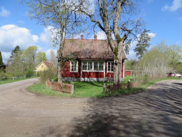 Vid vägkorsningen mellan gamla landsvägen (till vänster) och byvägen mot Bromboda by uppfördes vid sent 1800-tal en