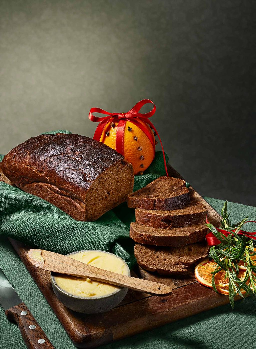 40 min Lottas julvört 2 bröd Tid: 40 min + 1 natt och 1 tim jästid + 50 min i ugnen Ugn: 250, 200 400 g potatis, skalad 1 flaska porter eller annan mörk öl (33 cl) 25