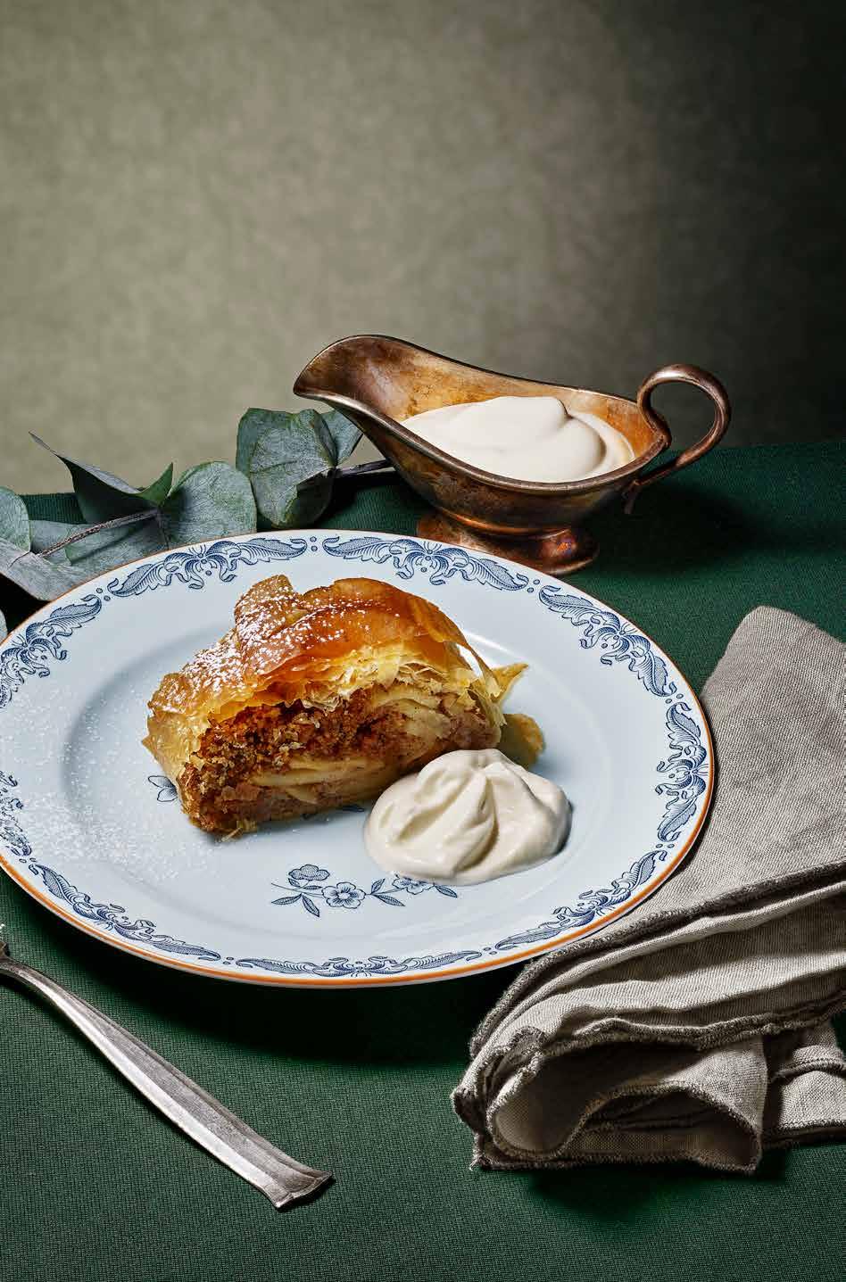 60 min Äppel- och päronstrudel med romgrädde