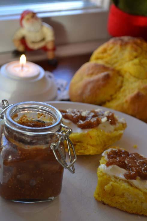 Gör så här: Lägg fikonen i blöt över natten. Hacka fikonen fint och lägg i en kastrull tillsammans med glögg och råsocker.