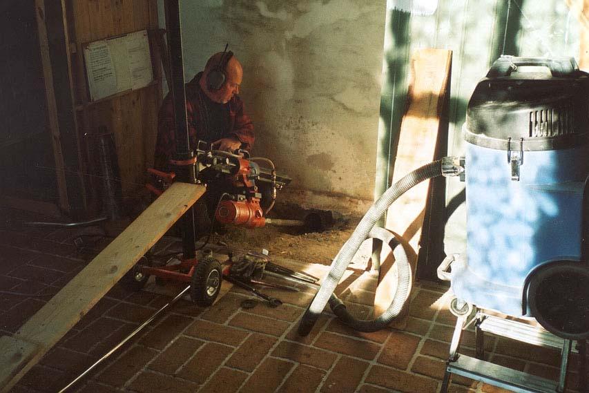 Sammanfattning Under en dag i oktober 2005 utfördes vid Enåkers kyrka en antikvarisk kontroll i samband med schaktningarna för ledningar till ett toalettbygge