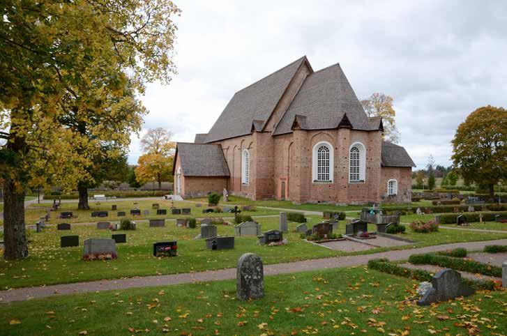 Tensta kyrkogård från sydost. Tensta kyrka är byggd i skalmursteknik av tegel och består av långhus och ett smalare kor med tresidig avslutning.