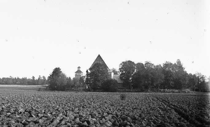 Tensta kyrka Foto- S. Nilsson - 1880-1899 Kyrkan med omgivning mot väster. ATA År 1768 och 1772 vitkalkades väggar och valv i långhus respektive kor samtidigt som nya större fönster höggs upp.