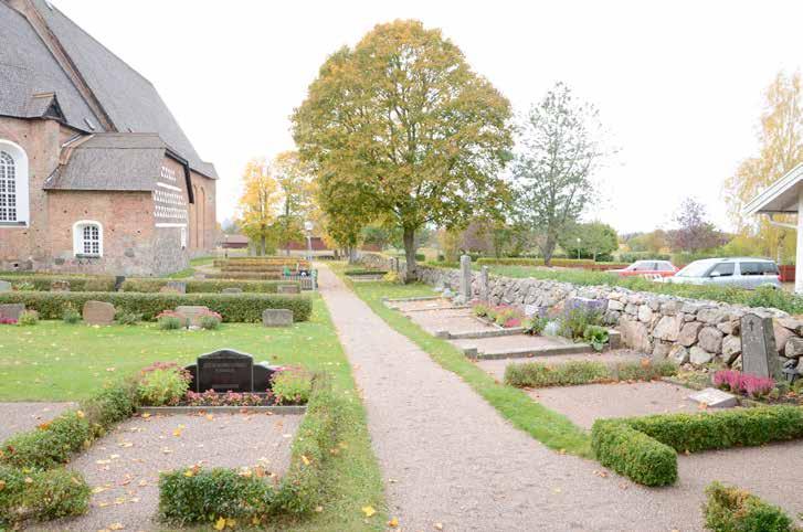 Norra delen av kyrkogårdsmuren bildar gräns mellan den gamla kyrkogården och utvidgningen. Flera äldre gravar har låga infattningshäckar. Måbär bildar rygghäckar till andra gravar.