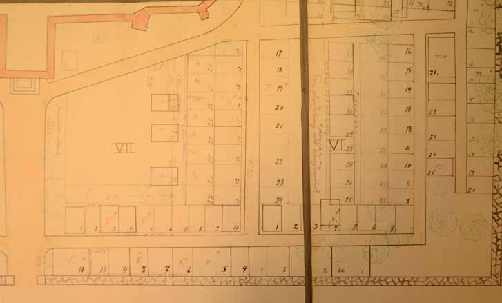 Trädkransen En beskrivning av Tensta kyrkogård 1982, inför en planerad men aldrig genomförd utvidgning, lyder: Kyrkogården inramas av en kallmur av natursten samt stora lönnar och askar under vars