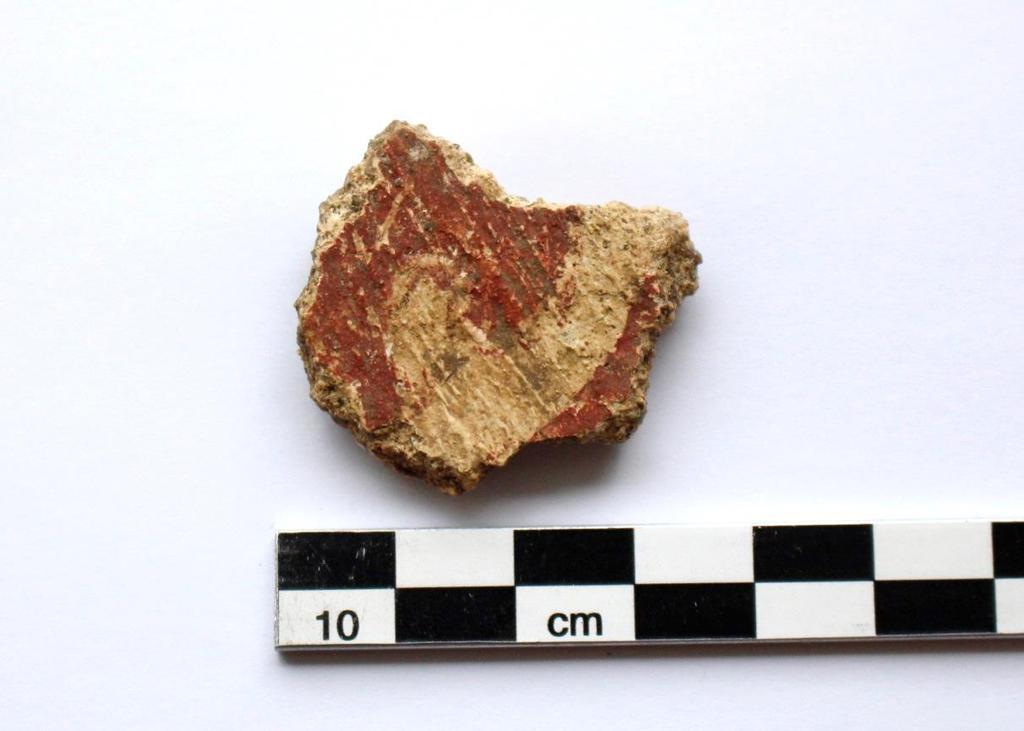 Fynd I samband med den arkeologiska undersökningen tillvaratogs ett fynd. I raseringslagret L1 påträffades ett bemålat kalkputsfragment med röd schablonmålning.