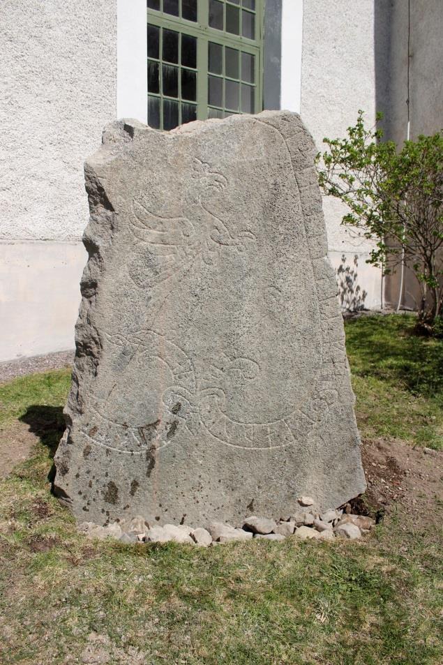 stenen. Foto mot V. Figur 56 (t.h.).