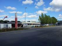 Närmast belägna samlade utbud av både kommersiell och offentlig service utanför området finns i Haninge centrum, cirka 1,3 kilometer söder om programområdet.
