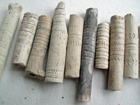 Fig39-40. (Åkerhagen 2008:450) Bilden till höger ovan visar ett fragment med stämpeln IIE som betyder Isach Jeroensz (fig39) som började gjuta kritpipor 1696-?