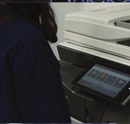 En rörelsedetektor registrerar när någon närmar sig maskinen, och multifunktionssystemet vaknar upp från viloläget och är redo att ta hand om jobben utan ytterligare väntetid.