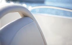 BEKVÄMLIGHET Tack vare båtens design skapas det fria ytor och bra sittplatser gör det lätt att trivas i båten.