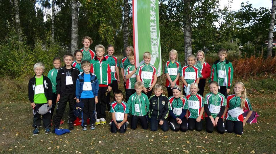 Boxholms OK:s deltagare på ungdomsseriens final vid Timmeröbadet. Foto: Anna Pettersson. Ungdomsserien avslutades med stafett Årets ungdomsseriefinal gick av stapeln lördagen den 21 september.