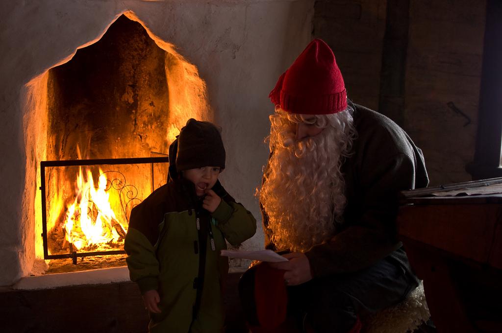 Februari 2010 Leif Pettersson Text & Foto Konstig gubbe det här, men skall man få några julklappar så... Julmarknaden på Jamtli fick bli elddopet för mitt nyinskaffade normalobjektiv.