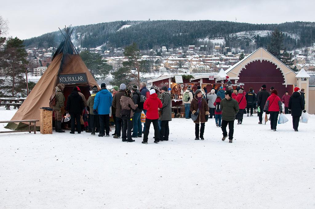 Men jag fick backa långt in i hörnet på rummet för att få med både tomten och den öppna spisen på bilden. När barnbarnet och tomten var förevigade gav jag mig ut i den alltmer mörknade december dagen.