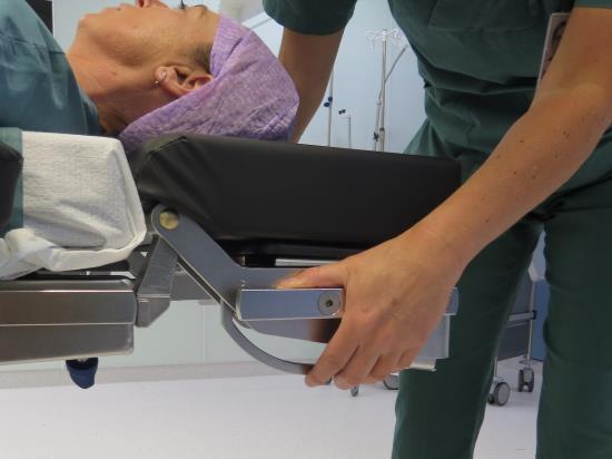 Positionering i sidoläge på planbord Vaken patient deltar i att