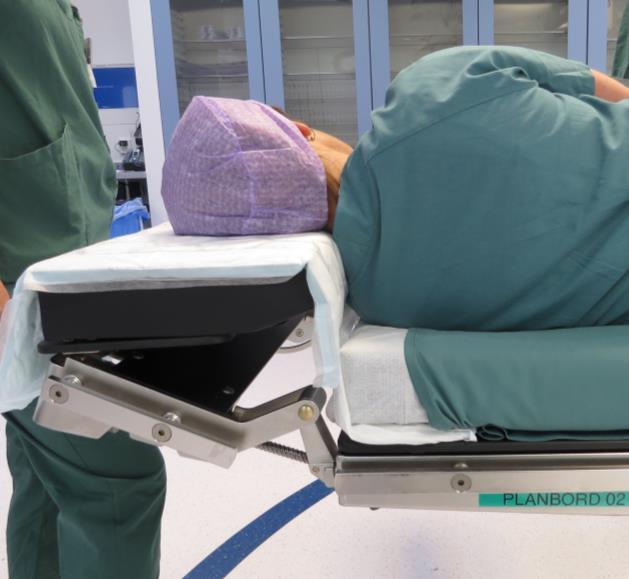 Vänd över till sidoläge. Patienten ska ligga centralt på operations-bordet.