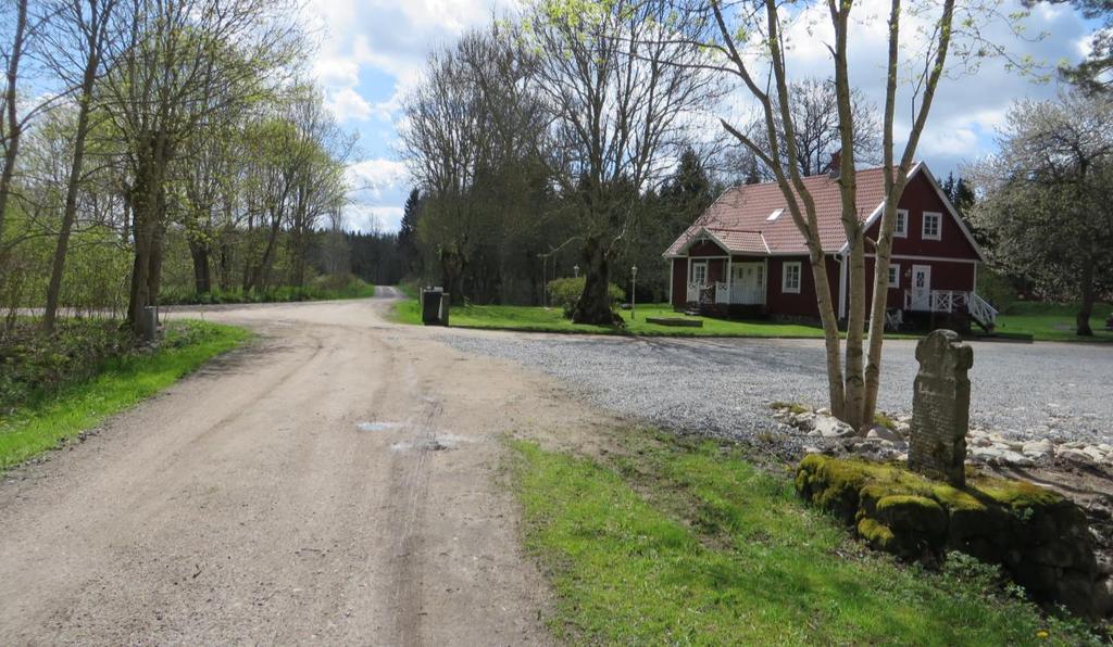 Intill den gamla landsvägen, vid den gamla avfarten mot Flädingstorp, ligger ett bostadshus.