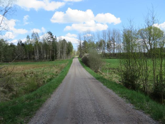 Vägens gamla sträckning kan ännu anas i