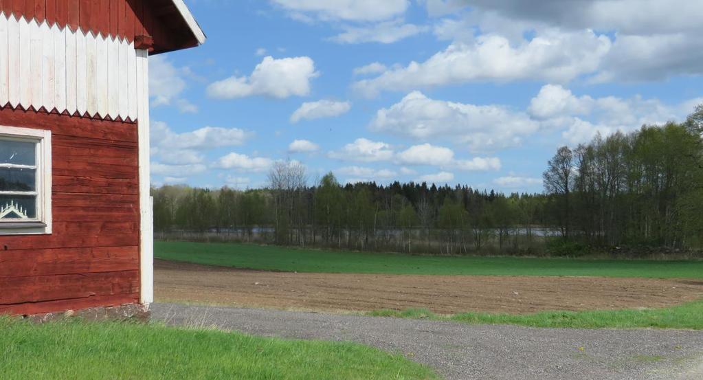 Gården har ett vackert läge intill sjön Flädingstorpasjön.