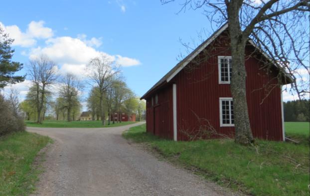 Intill den södra infartsvägen ligger ett garage.