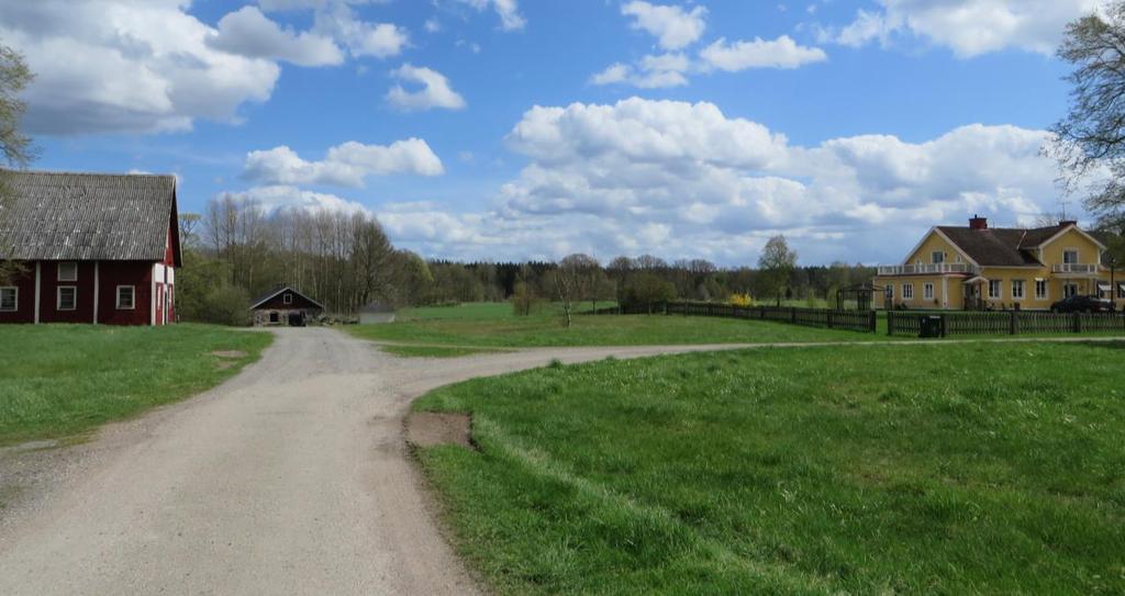 mangårdsdelen är tydligt avskild från fägårdsdelen.
