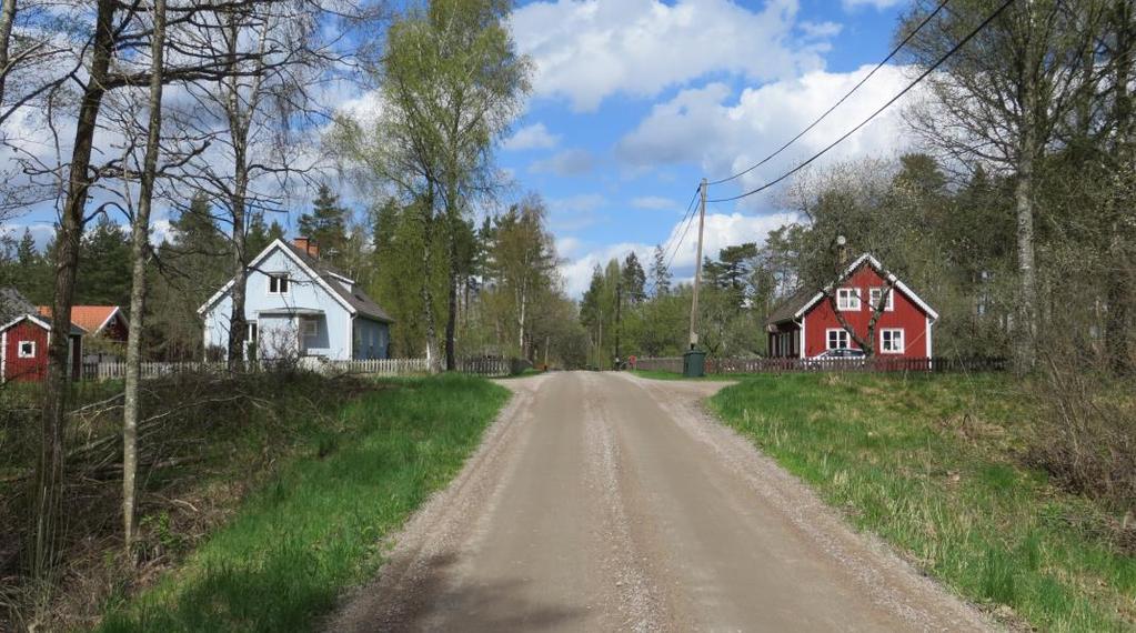Utmed vägen mot Stolpabäck, strax norr om gården, ligger