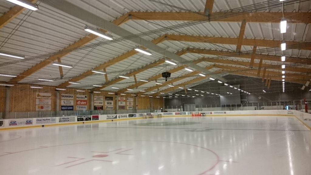 2.2.1 Ishallen Falkenbergs ishall utgörs i huvudsak av en rink och läktare. Rinken är en fullstor ishockeyrink som mäter 60 30 m 2 och totalt omfattar rinken och läktaren en area på ungefär 65 40 m 2.