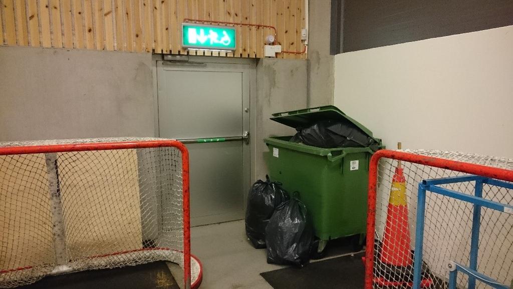 I byggnadens nordvästra hörn finns ett utrymme där ismaskinen förvaras och detta utrymme hänger samman med en mindre verkstad.