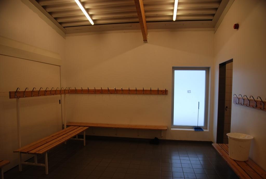 Från ishallen kan utrymning direkt ut i det fria ske genom huvudentrén eller genom någon av de två nödutgångar som är placerade i den västra fasaden.