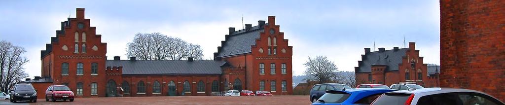 Byggnadsbeskrivningar Kvibergs kaserner Från parkanläggningen blickandes mot byggnadsminnnet möts man av huvudbyggnaden och logementsflyglarna, som är sammanbundna med två murade valvöppningar.