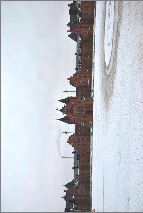 Ytterligare längre norrut finns tre vinterstall placerade som lameller i nord-sydlig riktning. Även dessa har röd tegelfasad och svart plåttak. Kortsidornas övre del har en ljust målad fasad i trä.
