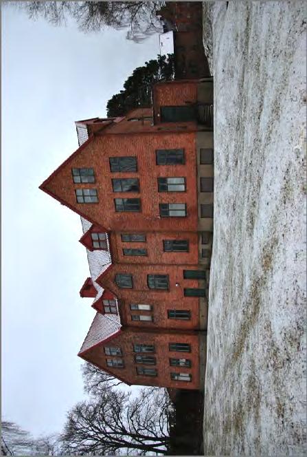 Genomgående uttryck Nationalromantik med klassicistiska stilinfluenser Symmetri Gavelrösten 2 våningar Rött fasadtegel Gröna fönsteromfattningar Flerindelade fönster Tegeltäckt tak Omkringliggande