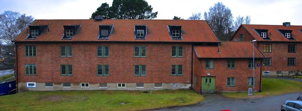 Kasernbyggnaderna De liknar alla varandra till utseendet, bestående av två byggnadskroppar varav en större rektangulär form, i två våningar, ihop med en mindre kvadratisk kropp, i en våning, som