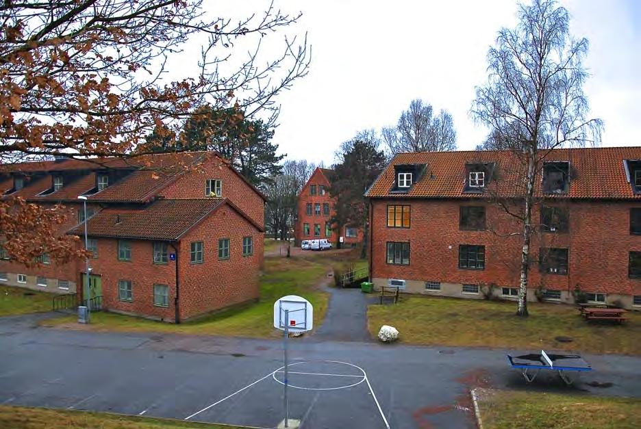 Samspel mellan byggnaderna Sjukpaviljong Då sjukpaviljongen uppfördes nedanför Kvibergs kaserner anpassade den till viss del sin utformning i relation till det nuvarande byggnadsminnet.