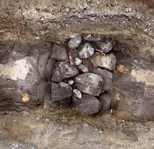 Förbindelseschaktet utgjordes delvis av en tunnel under den tunga Borgmästarstenen vilket något försvårade dokumentationen.