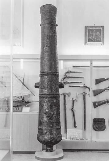 riksäpplet Fig. 6.14. Den 18-pundiga gjutjärnskanonen som bärgades av Marinen. Foto: Sjöhistoriska museet. med stenkross, flintbitar och liknande hårda och vassa föremål.