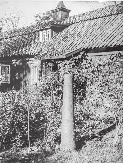 riksäpplet Fig. 4.1. En av de kanoner som Arthur Hazelius köpte från Stockholms dykeribolag sedan den bärgats från Riksäpplet på 1860-talet. Här är den utställd på Skansen (SMM).