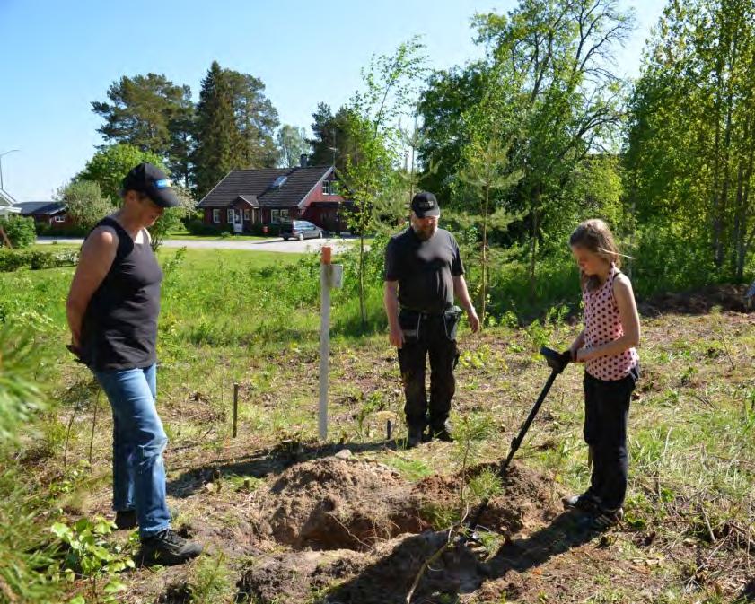 Vid avsökning av området med metallsökare påträffades ett flertal metallföremål. Alla utslag (ca 15 st) undersöktes och det var endast sentida järnföremål som framkom.