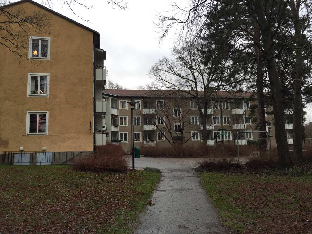 7 Kring lokalgatorna planerades bostadshusen som i Solberga följer det funktionalistiska idealet med hus i park.