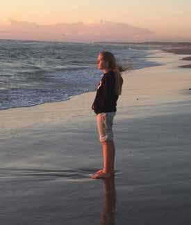 Par gör kön på stranden framför människor Par gör kön på stranden framför människor