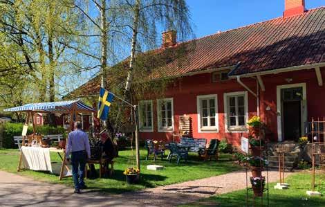 Längs västsidan ligger ett pärlband av ståtliga gods och herrgårdar än idag: Hönsäter, Hellekis, Råbäck, Trolmen,